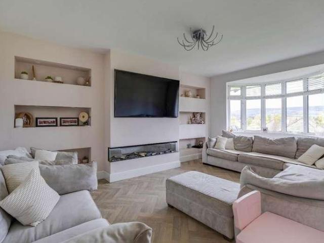 4 bed house for sale