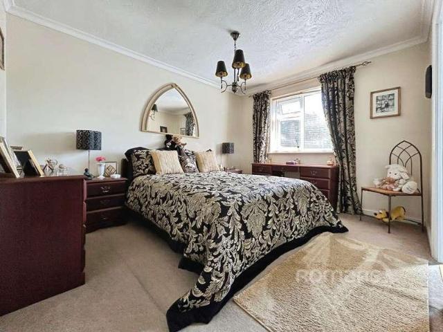 4 bed house for sale