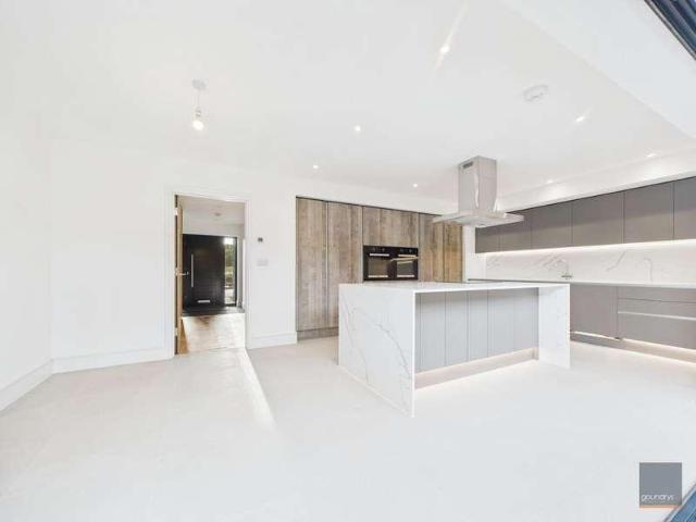 6 bed house for sale