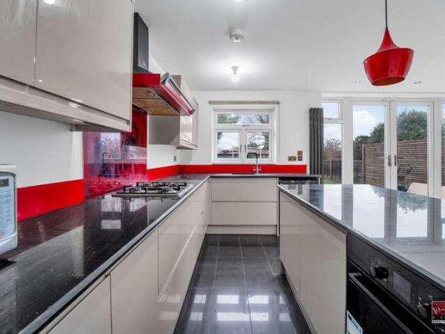 4 bed house for sale