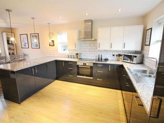 4 bed house for sale