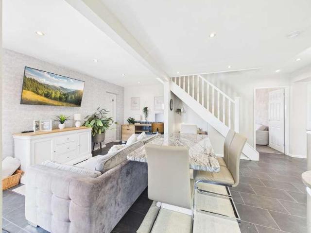 4 bed house for sale