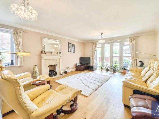 5 bed house for sale