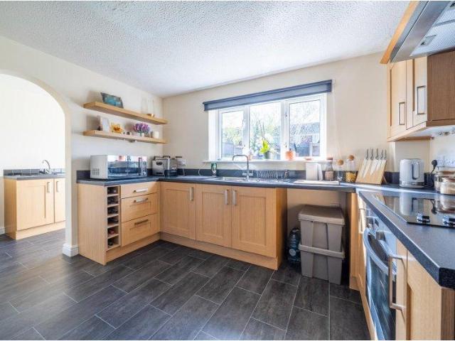 4 bed house for sale