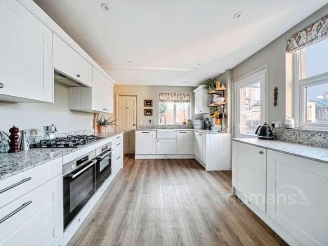 4 bed house for sale