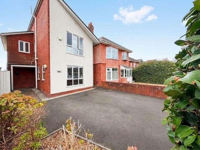 4 bed house for sale