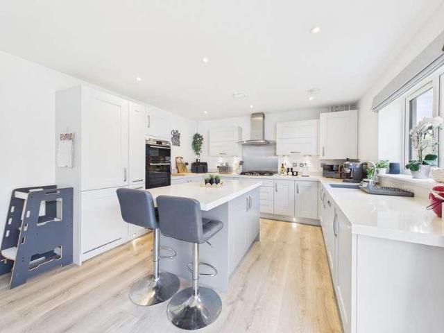 4 bed house for sale