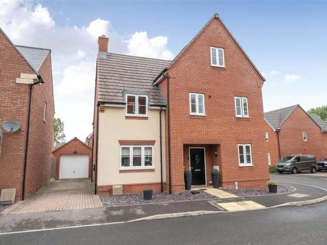 4 bed house for sale