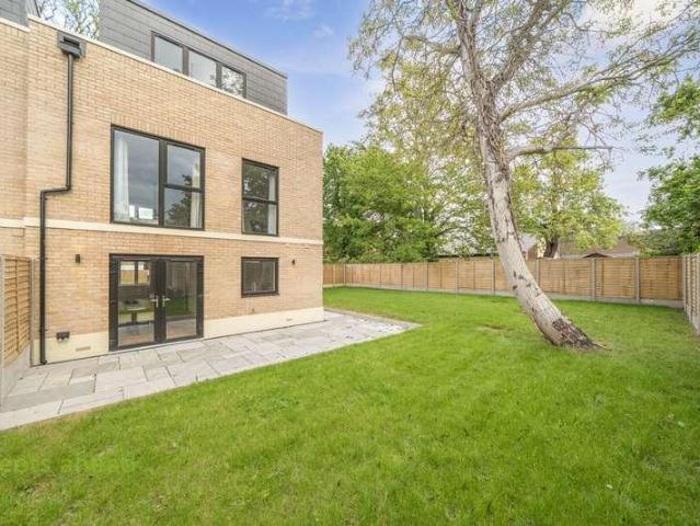 4 bed house for sale