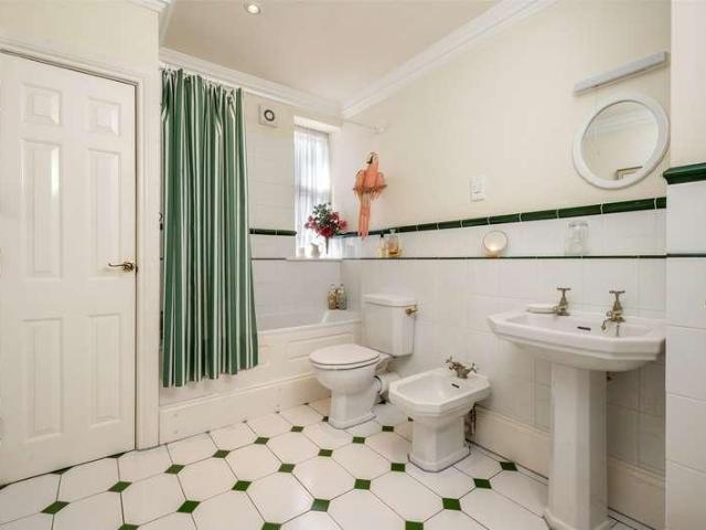 4 bed house for sale