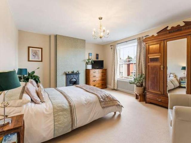4 bed house for sale