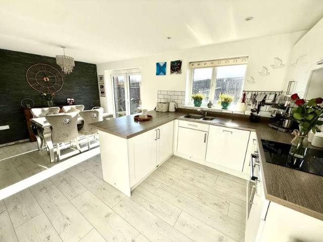 4 bed house for sale
