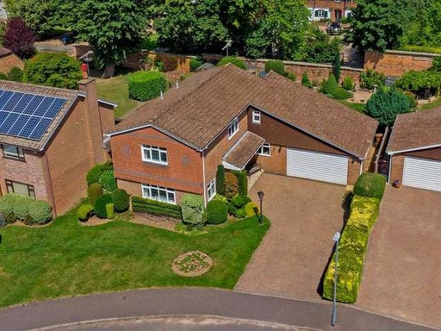4 bed house for sale