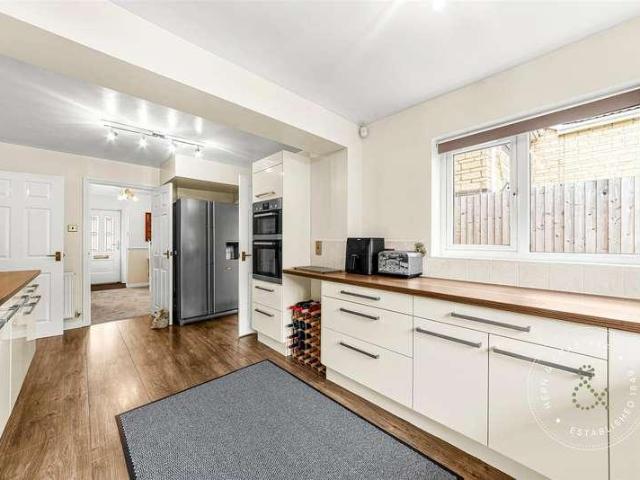 4 bed house for sale