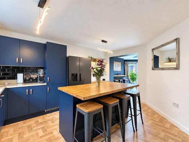 4 bed house for sale