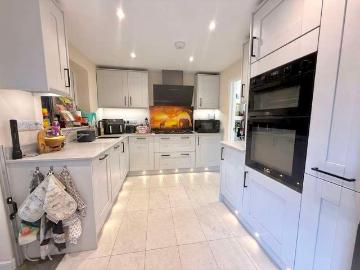 4 bed house for sale