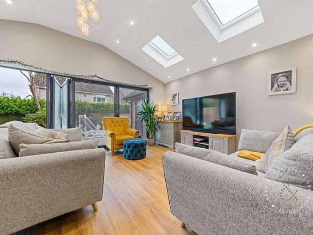 4 bed house for sale