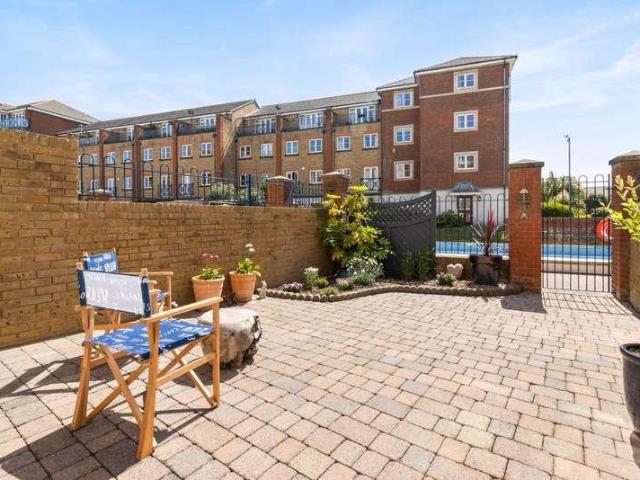 5 bed house for sale