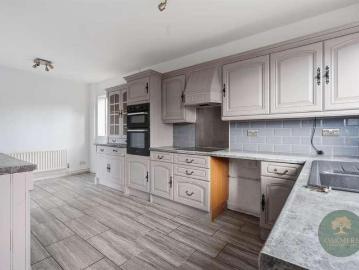 4 bed house for sale