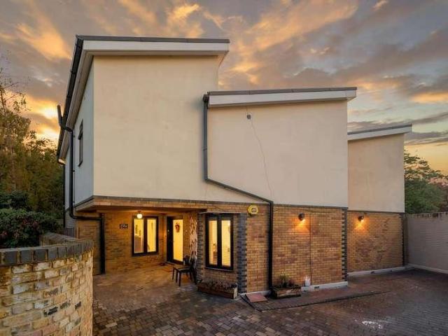 4 bed house for sale