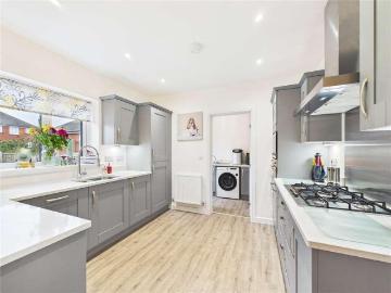 4 bed house for sale
