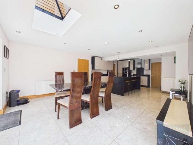 4 bed house for sale