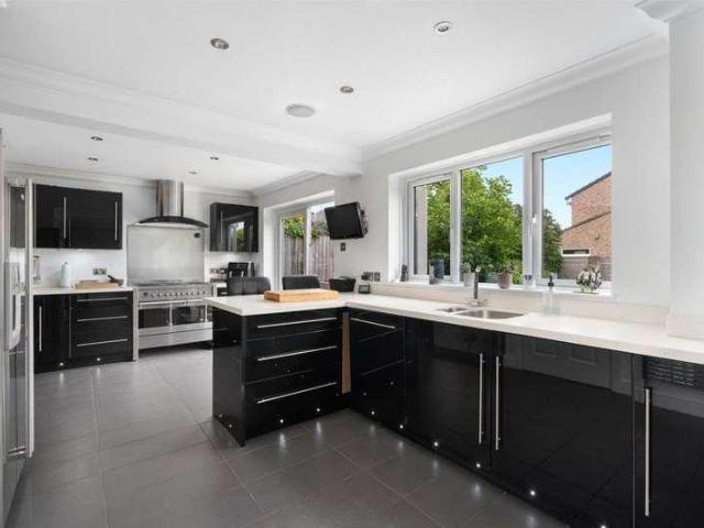 4 bed house for sale