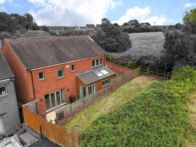 4 bed house for sale