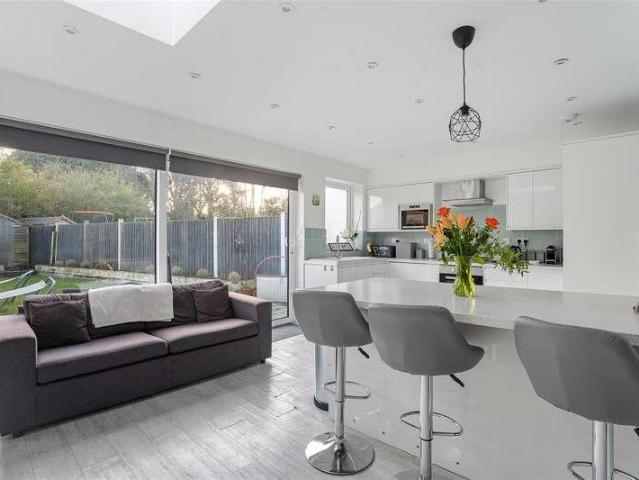4 bed house for sale