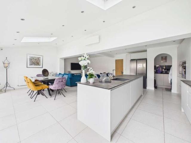 4 bed house for sale