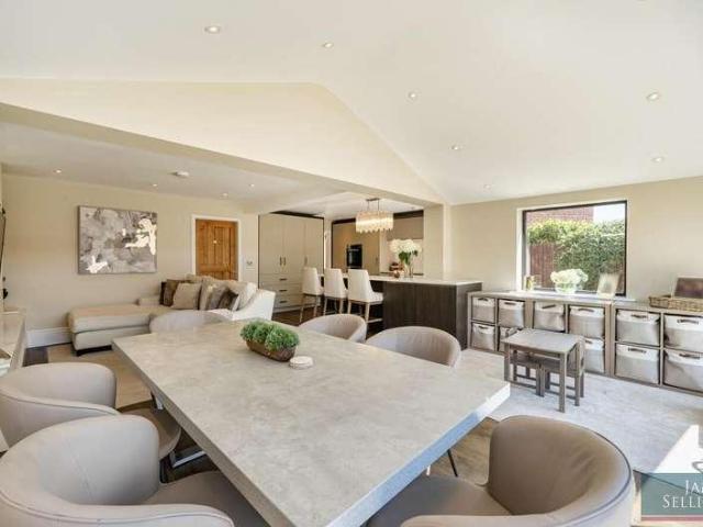 4 bed house for sale