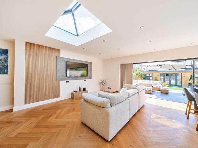 4 bed house for sale