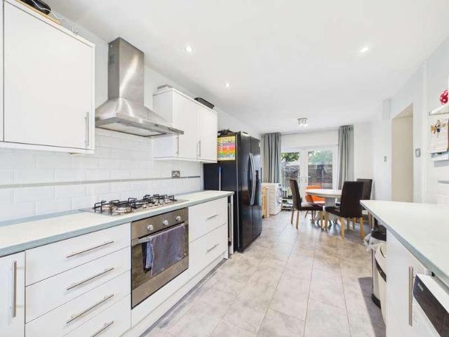 4 bed house for sale