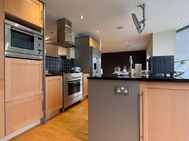 5 bed house for sale