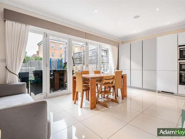 4 bed house for sale