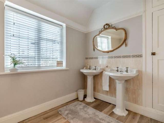 5 bed house for sale