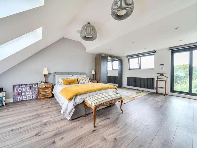 4 bed house for sale