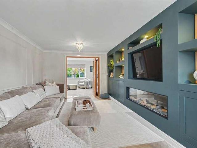 4 bed house for sale