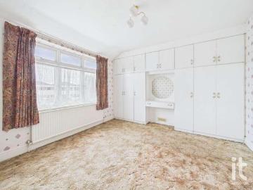 4 bed house for sale