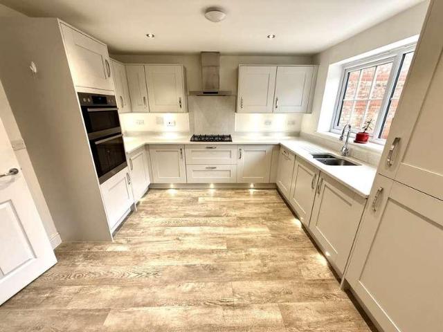 4 bed house for sale