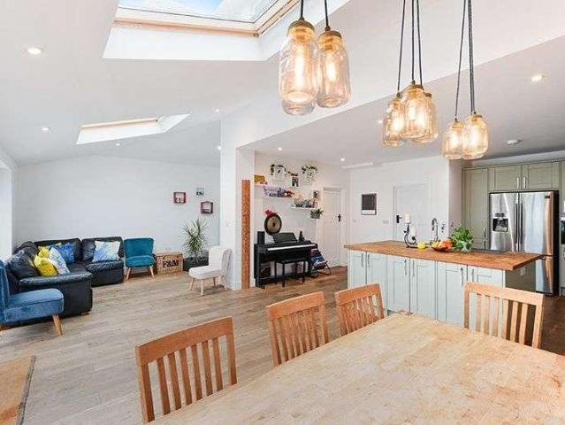 4 bed house for sale