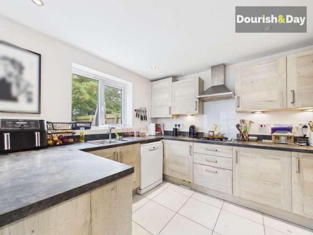 4 bed house for sale