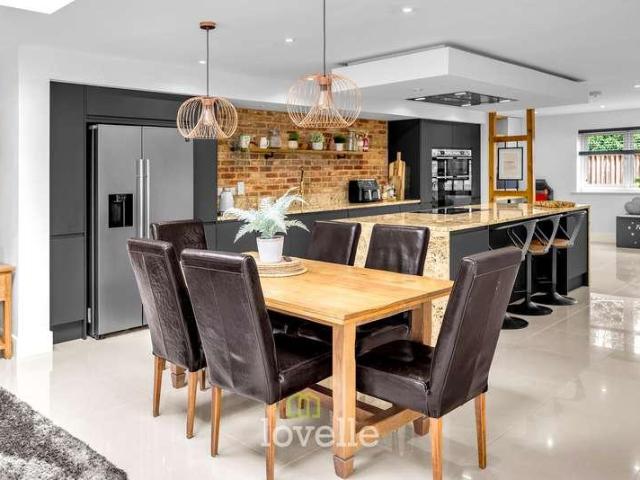 4 bed house for sale
