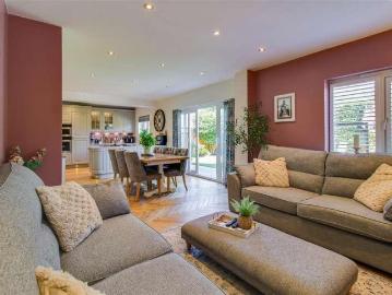 4 bed house for sale