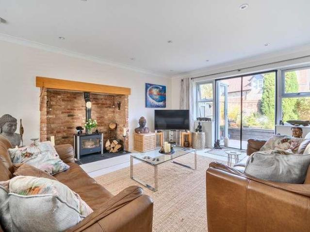 4 bed house for sale