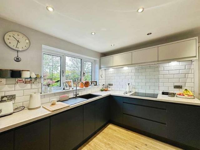 4 bed house for sale