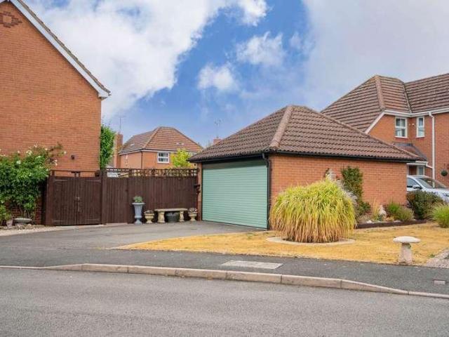 4 bed house for sale