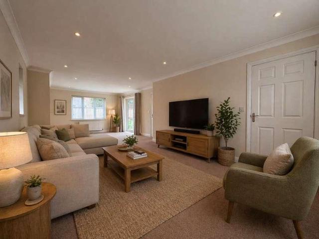 4 bed house for sale