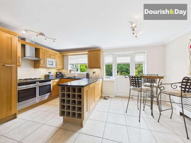 4 bed house for sale