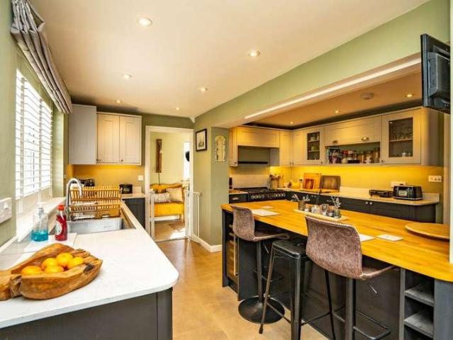 4 bed house for sale
